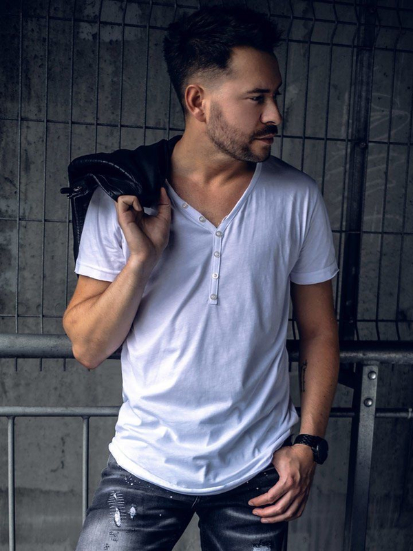 Biele pánske bavlnené tričko bez potlače s výstrihom do V BOLF 4049A2